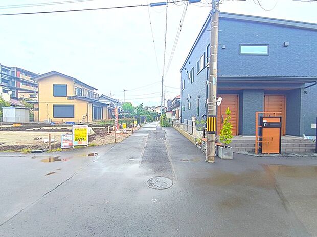 戸建てが立ち並ぶ静かな住宅街。四季折々の移り変わりを感じながら自然と楽しみ、暮らす、そんな毎日を日々の中で感じられる住環境。
