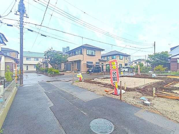 前面道路は車がほとんど通らず、安全な住環境が保たれやすい立地です。