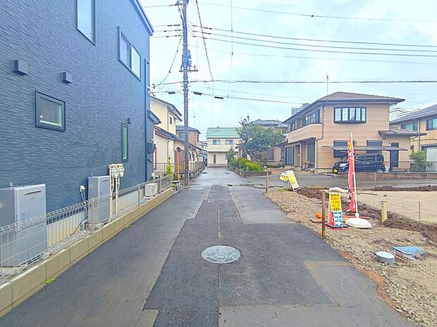 アスファルトで舗装された前面道路。