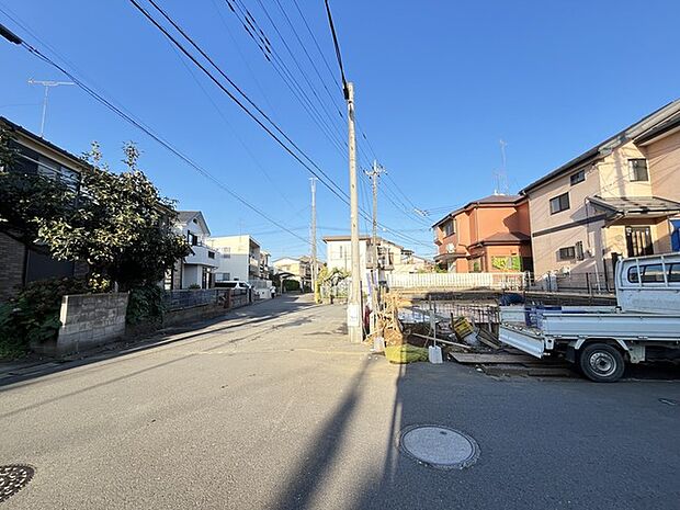 ゆとりある前面道路に面し毎日の暮らしを穏やかに包み込む住環境です