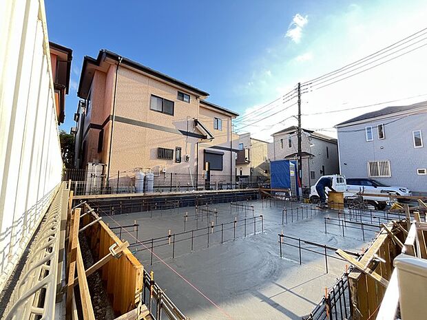 確かな基礎工事が進む敷地から穏やかな日常の始まりを予感させる景観