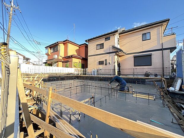 青空のもと着々と形づくられていく、これからの暮らしの土台となる頼もしい施工現場です