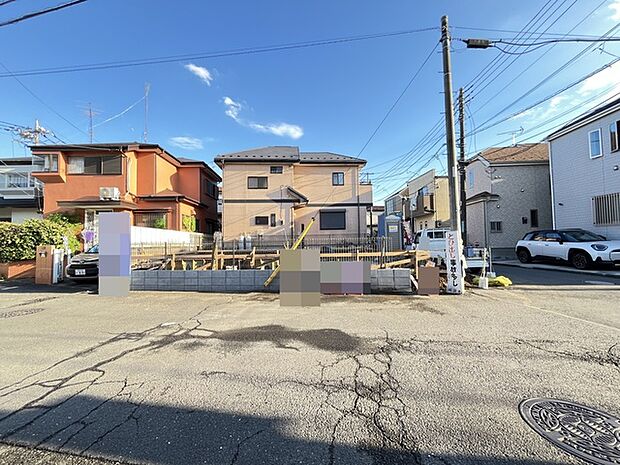 戸建てが立ち並ぶ静かな住宅街。四季折々の移り変わりを感じながら自然と楽しみ、暮らす、そんな毎日を日々の中で感じられる住環境