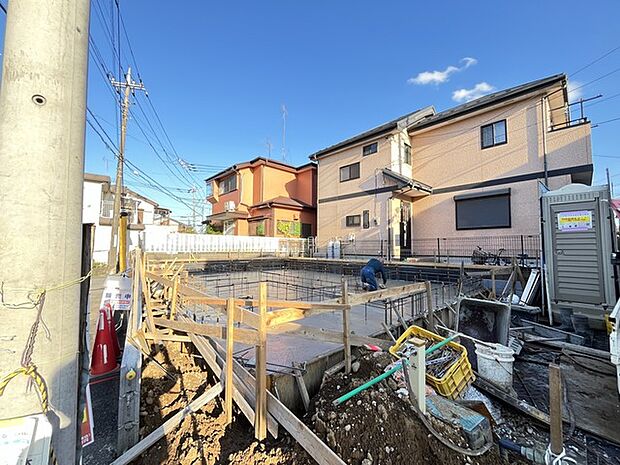青空の下で新しい暮らしの基盤が形作られていく落ち着いた景色です