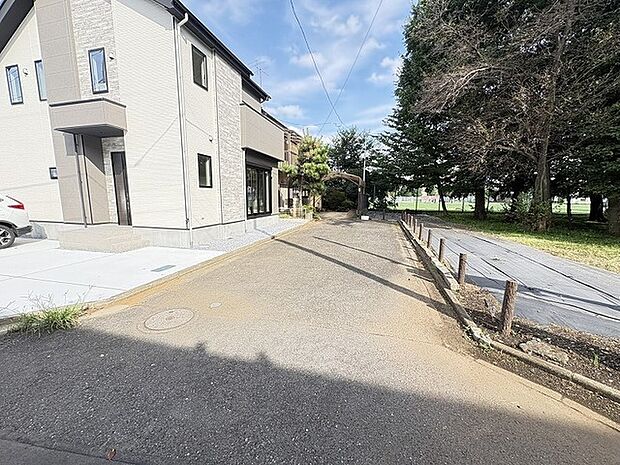 南側は約5mの通路となっております。 日も入り、明るいです。