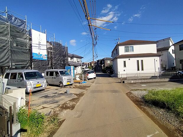 セカンドカーや来客時にも便利なカースペース2台分ございます。
