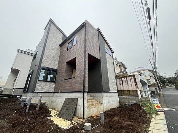 戸建てならではのお庭スペース。BBQやガーデニング、お子様のプールなど、、、、様々な楽しみ方ができるプライベート空間。ご家族皆さままで思いっきりお楽しみください。