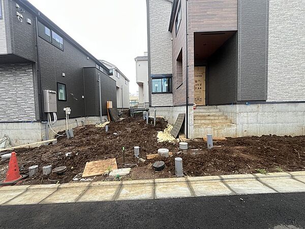 前面道路は広く、駐車がしやすいです。駐車スペース2台分ございます。
