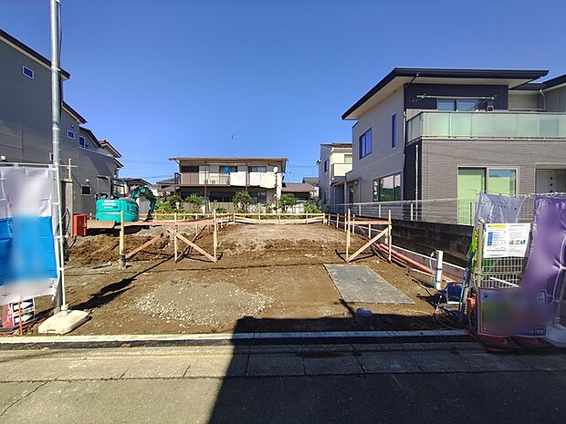 戸建てが立ち並ぶ静かな住宅街。四季折々の移り変わりを感じながら自然と楽しみ、暮らす、そんな毎日を日々の中で感じられる住環境 