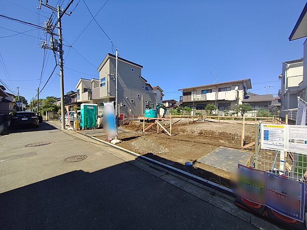 南道路に面しており日中もたくさんの陽が入ります。風通りや周辺環境など実際に現地にてご確認ください。 