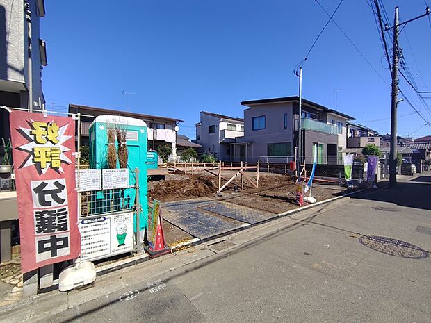 南道路に面しており日中もたくさんの陽が入ります。風通りや周辺環境など実際に現地にてご確認ください。 