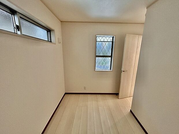 衣類の整理整頓に嬉しいクローゼット付きのお部屋。お子様のお部屋としても便利です。