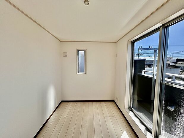 今からここを誰のお部屋にしようか、そんな洋室。大きさは4.8帖です。