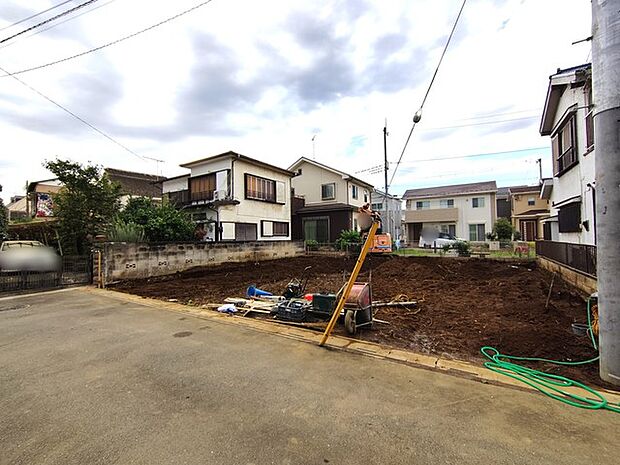 南道路に面しており日中もたくさんの陽が入ります。風通りや周辺環境など実際に現地にてご確認ください。