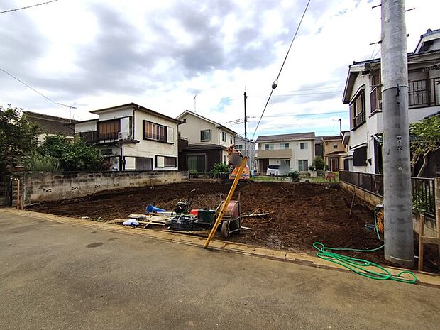 前面道路は広く、駐車がしやすいです。駐車スペース3台分ございます。