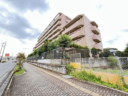 洗練されたフォルムと穏やかな存在感が住まう方の誇りとなる外観