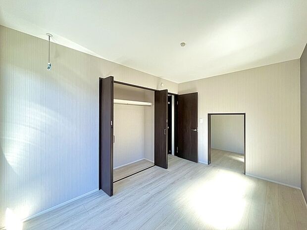 大きな開口部から明るい光が差し込む、日中の室内の明るさがこの部屋の魅力です。