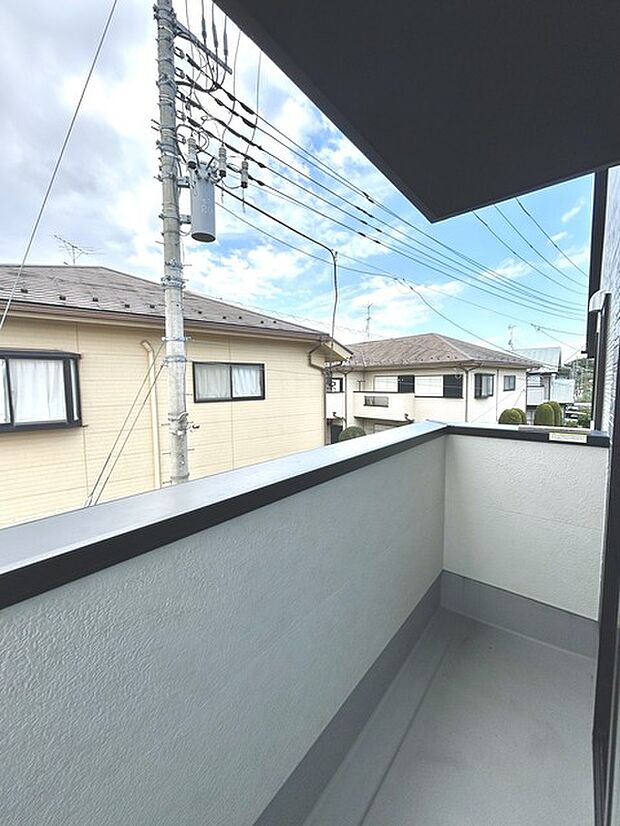 陽ざしが差込む明るいバルコニー。奥行きのあるバルコニーはお洗濯時に助かります。 