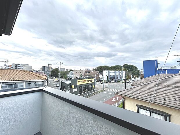 窓から眺める風景は一日の疲れを癒すヒーリングを奏でる、心地の良い時間を演出してくれます。室内も重要ですが、周りの環境もマイホーム選びの大事なポイント 