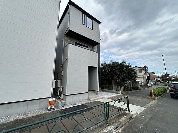 前面道路は広く、駐車がしやすいです。駐車スペース1台分ございます。 
