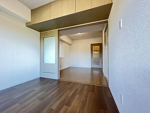 落ち着いた木目調の建具が空間を引き締める、穏やかな時間が流れる室内です