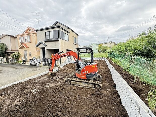 戸建てが立ち並ぶ静かな住宅街。四季折々の移り変わりを感じながら自然と楽しみ、暮らす、そんな毎日を日々の中で感じられる住環境