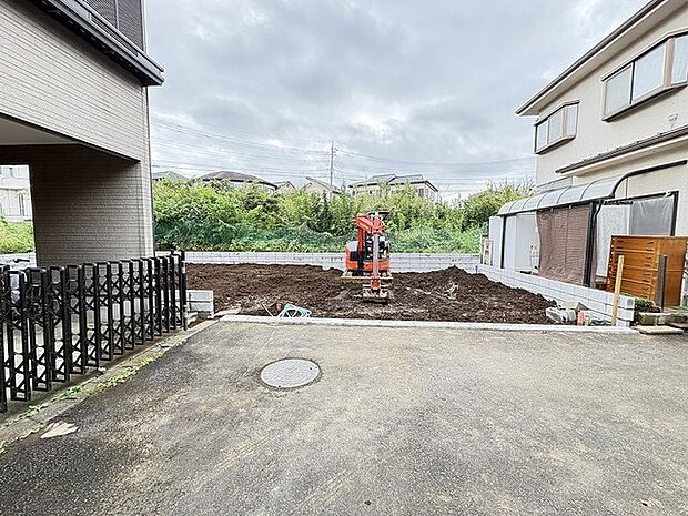 目の前の道路は近隣の方しか入ってこないので、静かで暮らしやすい住環境です。