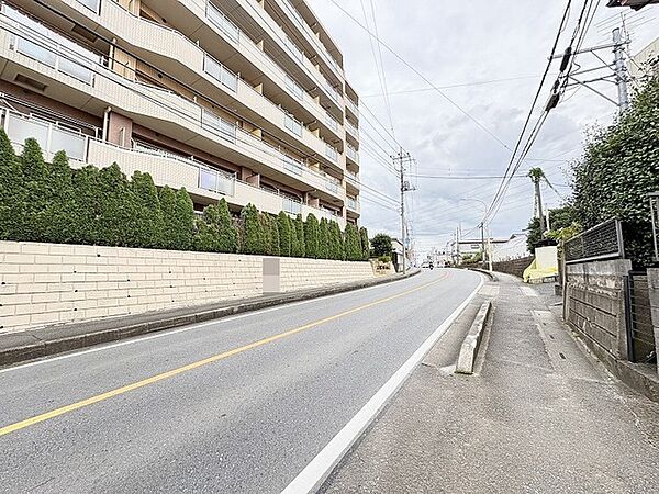 小学校やコンビニ、スーパーも近く利便性の良い立地。