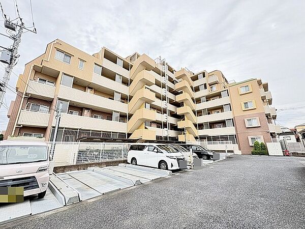 商業施設が徒歩圏内に充実、日々のお買い物も安心な環境です。