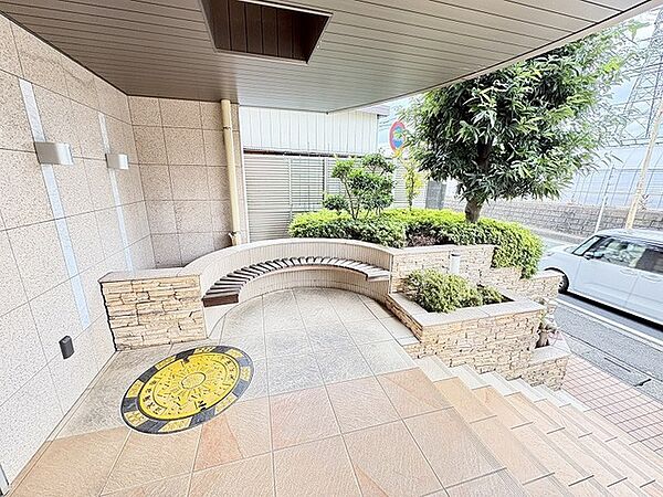 豊かな植栽と意匠性の高いタイルが調和する品格漂うエントランススペースです