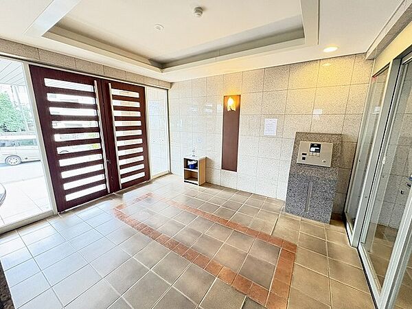 オートロック付きで防犯上でも安心なマンションです。