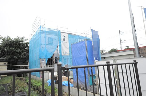 通りから入ったプライベート空間で落ち着いた雰囲気でお住いになる。敷地部分でお子様の遊ぶスペースや駐車スペースに活用できます。