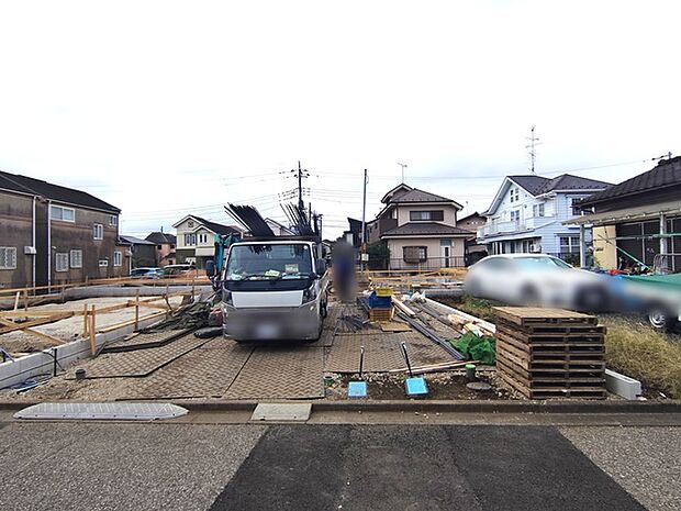 前面道路は広く、駐車がしやすいです。駐車スペース2台分ございます。 