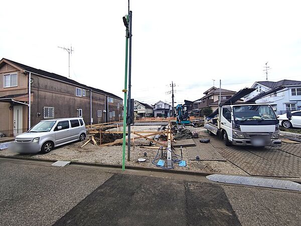 通りから入ったプライベート空間で落ち着いた雰囲気でお住いになる。敷地部分でお子様の遊ぶスペースや駐車スペースに活用できます。
