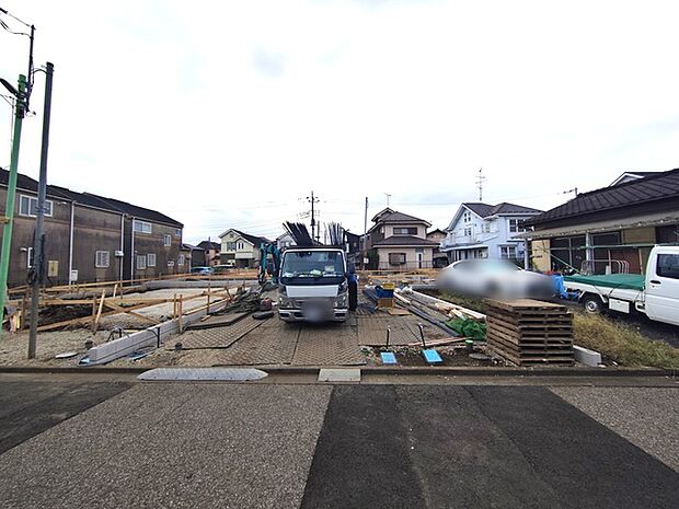 前面道路は広く、駐車がしやすいです。駐車スペース2台分ございます。