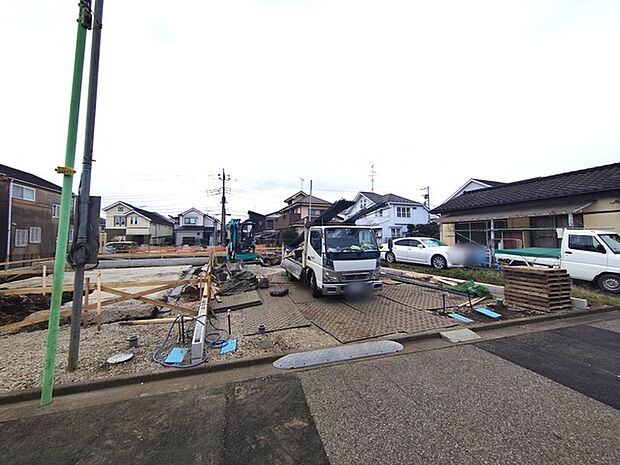 通りから入ったプライベート空間で落ち着いた雰囲気でお住いになる。敷地部分でお子様の遊ぶスペースや駐車スペースに活用できます。 