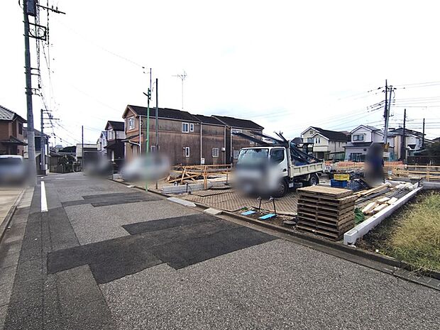 5m幅員の道路に面しておりお車の運転が苦手な方でも安心して出入りいただけます。 