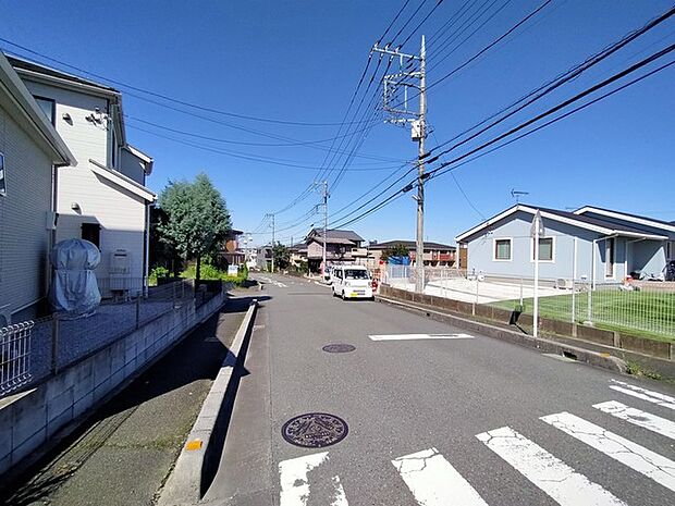 9m幅員の道路に面しておりお車の運転が苦手な方でも安心して出入りいただけます。 