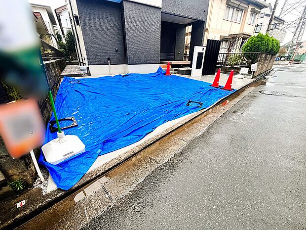 車種にもよりますが、2台分の駐車スペースがございます。