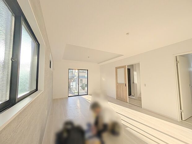 大画面TVの配置も可能なワイドリビングは約21帖。