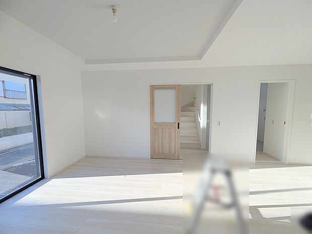 新築の木の匂いのする室内。写真では伝わらないので、ぜひ現地でお確かめください。 