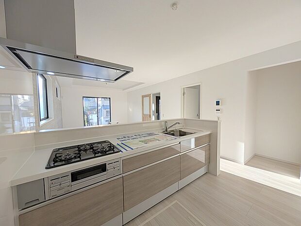 吊戸棚で視界を遮らず、パノラマ感を重視したタイプのキッチンスペース。