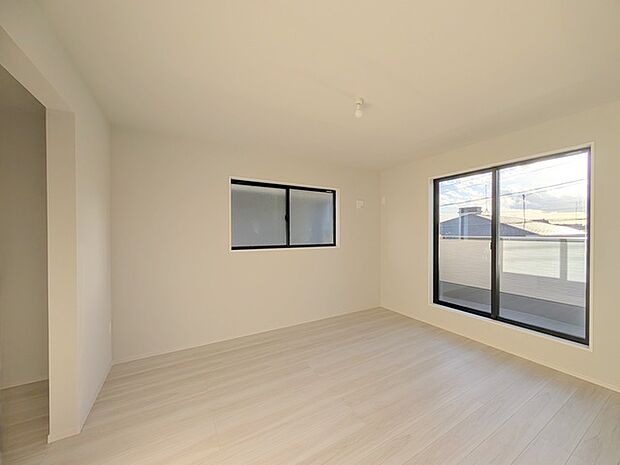 バルコニーからはたっぷりと太陽の光が舞い込みます。 