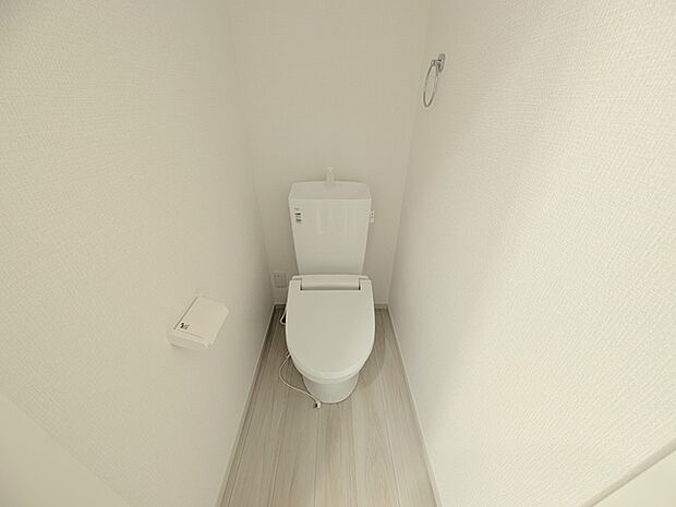 注目度の高いお手洗い。ちゃんとウォシュレット機能ついてます。 