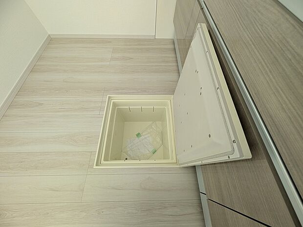 床下収納や食品庫に利用可能。まとめ買い派にうれしい床下収納。