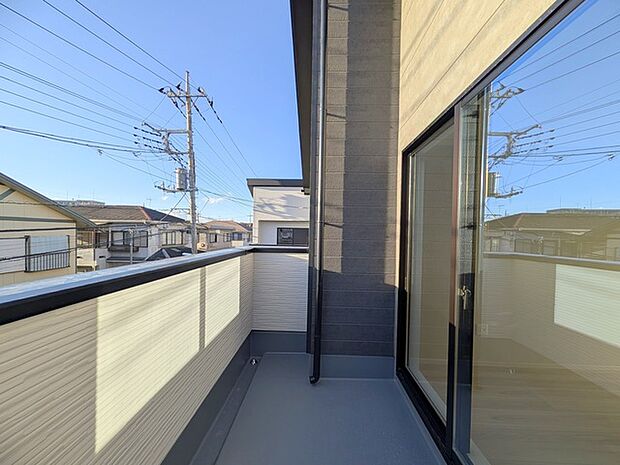 らくらくお洗濯を助ける広いバルコニー。 