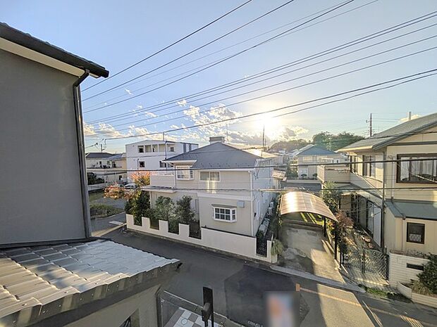 あたりには住宅を中心とした建物が広がります。