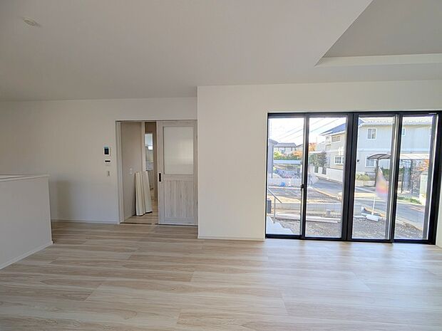 南向きの大きな窓から、たっぷりの陽射しが射し込みますね。 