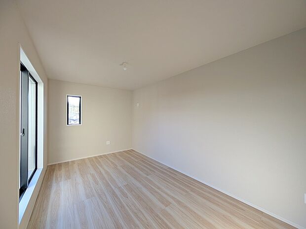 大きめのベッドを置いても、まだゆとりが持てる大きさ。9.7帖の主寝室。 