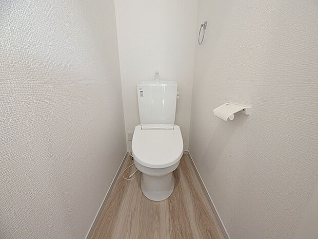 ウォシュレット機能付き。憩いの場としてひそかに注目度の高いお手洗いにもご注目ください。 